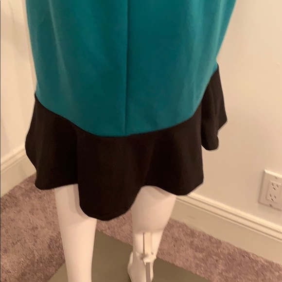 GUANGZHOU DRESS GREEN & BLACK ANGLED BUTTON L - Picture 6 of 7